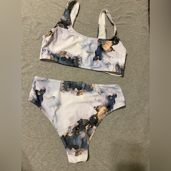 Bikini - Picture 2 of 2